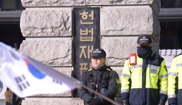 7일 탄핵심판 선고예정일을 정하기로 예정된 가운데 헌법재판소는 적막에 싸여있다. 출근하는 헌법재판관과 이를 취재하려는 기자들만 부산하다. 바깥에는 탄핵반대 시위를 이어가는 태극기만 나부낀다. <br />정희조 기자/checho@heraldcorp.com  170307