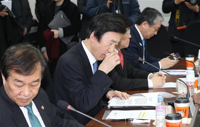 <YONHAP PHOTO-1132> 물 마시는 외교부 장관 (서울=연합뉴스) 안정원 기자 = 윤병세 외교부 장관이 7일 오전 국회에서 열린 북한 미사일 발사 및 중국의 사드 보복 관련 대응방안 논의 당정협의에 참석, 물을 마시고 있다. 2017.3.7 jeong@yna.co.kr/2017-03-07 08:20:57/ <저작권자 ⓒ 1980-2017 ㈜연합뉴스. 무단 전재 재배포 금지.>