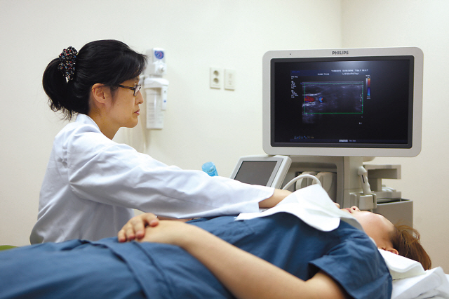 갑상선 기능 항진증은 다한증의 원인으로 지목되는 대표적인 질환이지만, 치료하면 완치가 가능하다. 사진은 갑상선 초음파 검사를 받고 있는 환자의 모습.  [사진제공=고려대 구로병원]
