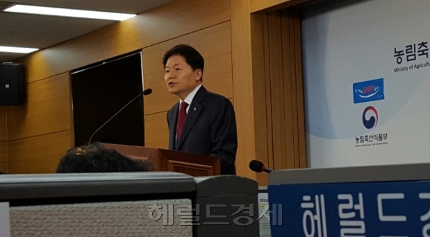 김병원 농협중앙회장이 7일 오전 세종시 농식품부 기자실에서 ‘농가소득 5천만원 시대’를 열기 위한 다양한 방안을 설명하고 있다. [사진=황해창 기자/hchwang@heraldcorp.com]