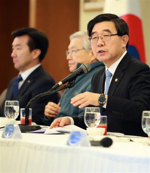 이기권 고용노동부 장관(오른쪽)이 7일 오전 서울 중구 프레스센터에서 열린 ‘건설업 CEO 안전보건리더 회의’에서 인사말을 하고 있다. 이 장관은 50대 건설업체 CEO들에게 “대한민국 경제와 일자리를 이끄는 리더라는 인식을 가지고, 근로자의 안전뿐만 아니라 청년 채용, 격차해소 노력에도 앞장서 달라”며 “일자리 90%를 차지하고 있는 중소기업의 근로조건 개선 없이는 청년 일자리 문제는 절대 해결될 수 없으므로, 원·하청 상생협력을 통한 격차 해소에 적극 나서 주시기를 바란다”고 당부했다. [사진제공=고용노동부]