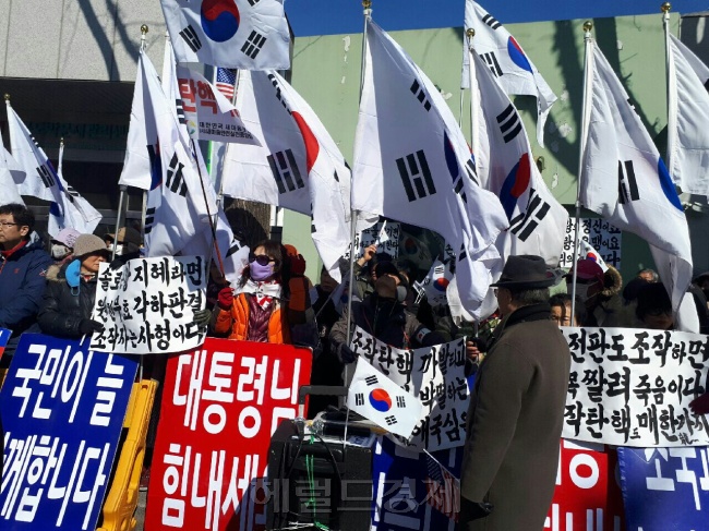 박근혜 대통령에 대한 탄핵심판 최종결정이 임박한 7일 서울 종로구 헌법재판소 앞에서는 박근혜 대통령 탄핵에 찬성하는 시민들과 반대하는 시민들이 나와 집회를 벌이고 있는 모습.
신동윤 기자/realbighead@heraldcorp.com