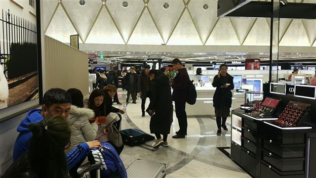 지난 7일 오후 롯데백화점 본점 10층 면세점. 중국의 사드 보복조치로 인한 면세점 위기 논란에도 불구하고 여전히 많은 외국인 고객들이 방문한 모습.