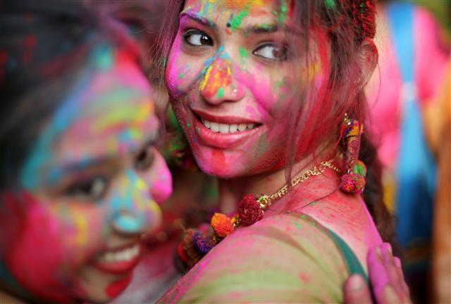 <YONHAP PHOTO-0089> epa05834673 Students of the Rabindrabharati University apply colored powder on each other as they celebrate the Holi festival at Tagore House in Calcutta, eastern India 7 March 2017. Holi festival is celebrated on the full moon day and marks the beginning of the spring season. Holi festival will be celebrated on 12 March. EPA/PIYAL ADHIKARY/2017-03-08 00:16:23/ <저작권자 ⓒ 1980-2017 ㈜연합뉴스. 무단 전재 재배포 금지.>