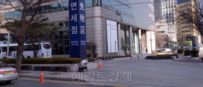 한미 양국의 사드전격배치로 중국의 한국 보복조치가 격화되는 가운데  직격탄을 맞게 된 여행업계와 면세점이 전전긍긍하는 가운데 8일 광화문의 대형면세점업체는 한산한 가운데  손님맞을 준비를 하고 있다. 업계관계자는 아직 손님이 줄거나 차량이 취소된 경우는 없지만 다음주부터 후유증이 나타날것이라는 예상을 하였다. <br />정희조 기자/checho@heraldcorp.com  170308
한미 양국의 사드전격배치로 중국의 한국 보복조치가 격화되는 가운데  직격탄을 맞게 된 여행업계와 면세점이 전전긍긍하는 가운데 8일 광화문의 대형면세점업체는 한산한 가운데  손님맞을 준비를 하고 있다. 업계관계자는 아직 손님이 줄거나 차량이 취소된 경우는 없지만 다음주부터 후유증이 나타날것이라는 예상을 하였다.
정희조 기자/checho@heraldcorp.com  170308
