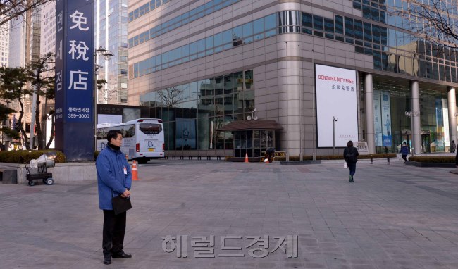 한미 양국의 사드전격배치로 중국의 한국 보복조치가 격화되는 가운데  직격탄을 맞게 된 여행업계와 면세점이 전전긍긍하는 가운데 8일 광화문의 대형면세점업체는 한산한 가운데  손님맞을 준비를 하고 있다. 업계관계자는 아직 손님이 줄거나 차량이 취소된 경우는 없지만 다음주부터 후유증이 나타날것이라는 예상을 하였다. <br />정희조 기자/checho@heraldcorp.com  170308
한미 양국의 사드전격배치로 중국의 한국 보복조치가 격화되는 가운데  직격탄을 맞게 된 여행업계와 면세점이 전전긍긍하는 가운데 8일 광화문의 대형면세점업체는 한산한 가운데  손님맞을 준비를 하고 있다. 업계관계자는 아직 손님이 줄거나 차량이 취소된 경우는 없지만 다음주부터 후유증이 나타날것이라는 예상을 하였다.
정희조 기자/checho@heraldcorp.com  170308