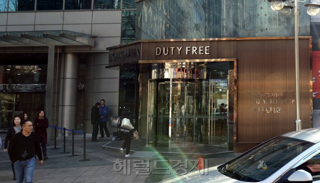 한미 양국의 사드전격배치로 중국의 한국 보복조치가 격화되는 가운데  직격탄을 맞게 된 여행업계와 면세점이 전전긍긍하는 가운데 8일 광화문의 대형면세점업체는 한산한 가운데  손님맞을 준비를 하고 있다. 업계관계자는 아직 손님이 줄거나 차량이 취소된 경우는 없지만 다음주부터 후유증이 나타날것이라는 예상을 하였다. <br />정희조 기자/checho@heraldcorp.com  170308
한미 양국의 사드전격배치로 중국의 한국 보복조치가 격화되는 가운데  직격탄을 맞게 된 여행업계와 면세점이 전전긍긍하는 가운데 8일 광화문의 대형면세점업체는 한산한 가운데  손님맞을 준비를 하고 있다. 업계관계자는 아직 손님이 줄거나 차량이 취소된 경우는 없지만 다음주부터 후유증이 나타날것이라는 예상을 하였다.
정희조 기자/checho@heraldcorp.com  170308