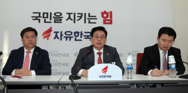 정우택 자유한국당 원내대표가 8일 오전 국회에서 열린 원내대표단회의를 주재하고 있다. [사진제공=연합뉴스]