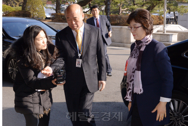 국민들이 그의 입만 쳐다보게 됐다. 퇴임을 닷새 앞둔 이정미 헌법재판소장 권한대행이 8일 오전 서울 종로구 헌법재판소로 출근하고 있다. 이날 석 달간 대한민국을 뒤흔든 박근혜 대통령 탄핵심판 사건 선고일이 결정될 것으로 보인다.  정희조 기자/checho@
