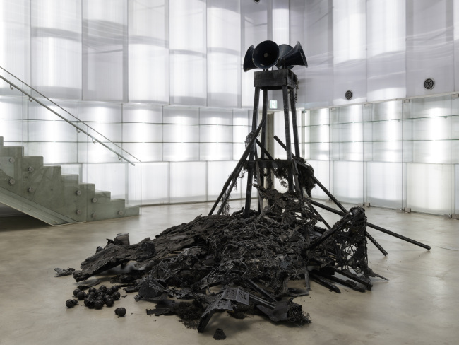 심승욱, 부재와 임재 사이, 2015, 초산비닐수지, 구조목, 알루미늄, 확성기, 아크릴, 가변 설치 [사진제공=서울대미술관]
