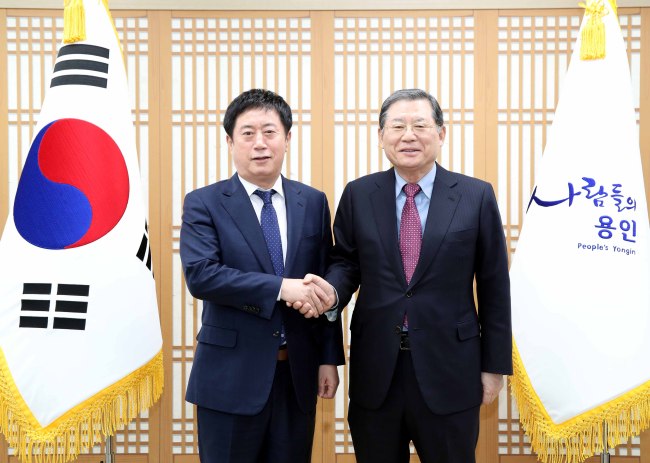 정찬민시장(왼쪽)은 허동수 연세대이사장(오른쪽)을 접견해 동백세브란스병원 건립 추진논의를 가졌다.
정찬민시장(왼쪽)은 허동수 연세대이사장(오른쪽)을 접견해 동백세브란스병원 건립 추진논의를 가졌다.