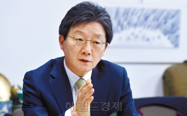 바른정당 소속 유승민 의원의 인터뷰는 10여가지 질문에 대한 서면 답변과 국회 의원회관에서 가진 1시간 30분여의 대면 질의로 이뤄졌다. 유 의원은 사드 배치와 중국의 무역보복, 트럼프행정부와의 관계 등 외교ㆍ안보부터 대기업정책ㆍ복지 정책 등의 경제에 이르기까지 막힘없이 답했다. 총론과 각론이 촘촘했고, 스스로 “차기 정부 내각까지 구상을 다 끝냈다”며 국정운영도 자신했다.  이상섭 기자 babtong@