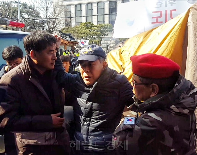 김평우 변호사가 8일 오전 헌법재판소 앞에서 기자회견을 갖고 박근혜 대통령 탄핵심판의변론재개를 촉구했다. [사진=정경수 기자/kwater@heraldcorp.com]