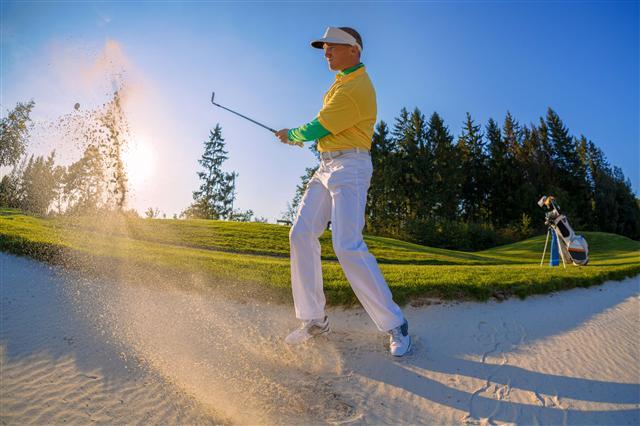 영국왕실골프협회(R&A)와 미국골프협회(USGA)는 골프룰을 상식에 준하고 경기 속도를 높이는 방향으로 개정해 2019년부터 적용할 방침이다. 깊은 벙커에 빠진 볼이나 벙커 내 핀 방향 잔디턱 밑 볼에 대해 치기 불가능하다고 판단되면 2벌타를 먹고 벙커 밖에서 쳐도 된다.