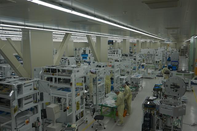 경기도 화성시 싸이맥스 동탄공장 1층 시스템 제조라인에서 방진복을 입은 엔지니어들이 EFEM을 조립하고 있다