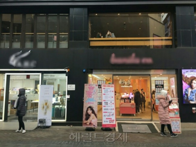 사드 배치 갈등은 중국 내 반한 감정 뿐 아니라 국내의 반중 감정도 자극하고 있다. 명동 등지에서 일하는 중국인들이나 유학생들은 축소되는 양국 교류에 일자리 걱정을 하면서도 정치적으로는 자국 정부의 입장을 적극 대변하면서 한국인들과 갈등을 겪기도 한다. 명동 일대의 화장품 매장에서 구매 도우미로 일하고 있는 중국인들. [사진=원호연 기자/why37@heraldcorp.com]