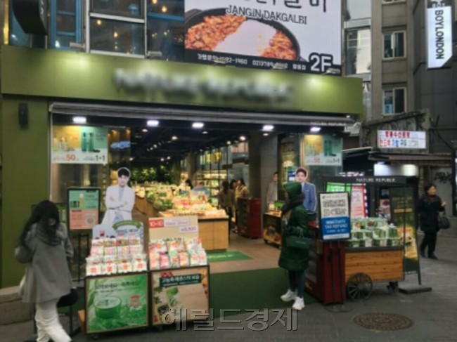 사드 배치 갈등은 중국 내 반한 감정 뿐 아니라 국내의 반중 감정도 자극하고 있다. 명동 등지에서 일하는 중국인들이나 유학생들은 축소되는 양국 교류에 일자리 걱정을 하면서도 정치적으로는 자국 정부의 입장을 적극 대변하면서 한국인들과 갈등을 겪기도 한다. 명동 일대의 화장품 매장에서 구매 도우미로 일하고 있는 중국인들. [사진=원호연 기자/why37@heraldcorp.com]