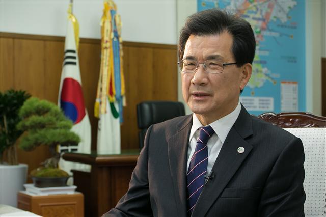 ‘정치는 NO, 무예는 YES.’ 이시종 충북지사는 무예 예찬론을 쉬지 않고 털어 놓았다.
[사진=채승훈 기자]