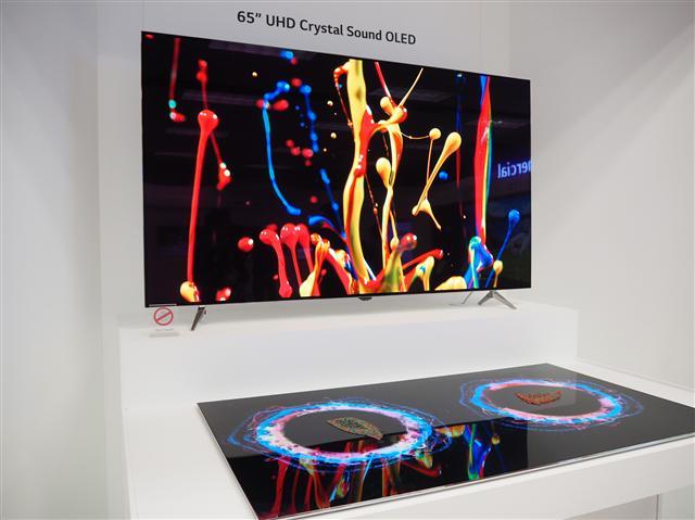 CES2017에서 소개된 65인치 UHD 크리스탈 사운드 OLED.