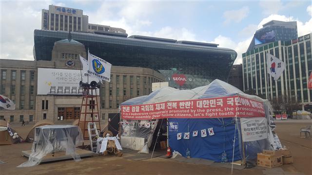 서울광장을 둘러싼 서울시와 몇몇 보수단체 간의 갈등이 헌법재판소 판결에 상관없이 극한으로 치닫고 있다.