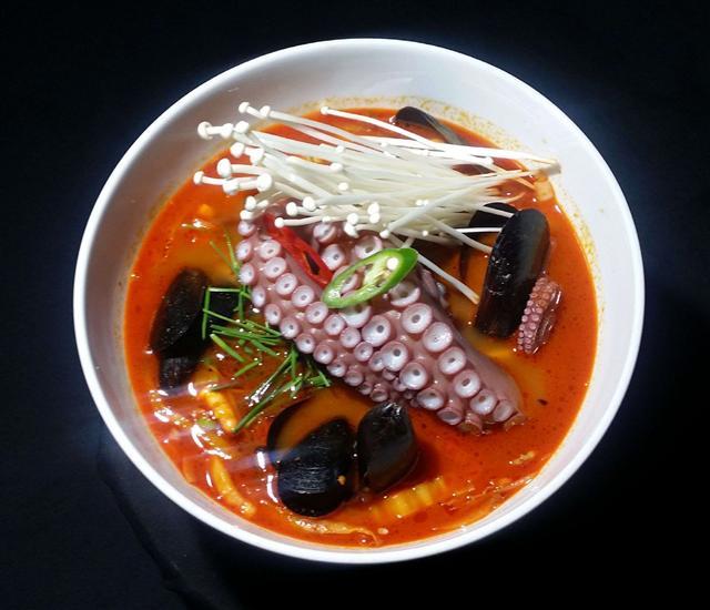 맛있는 제주만들기 17호점 ‘함덕쉼팡’의 대표메뉴 문어탕면(얼큰한 맛)