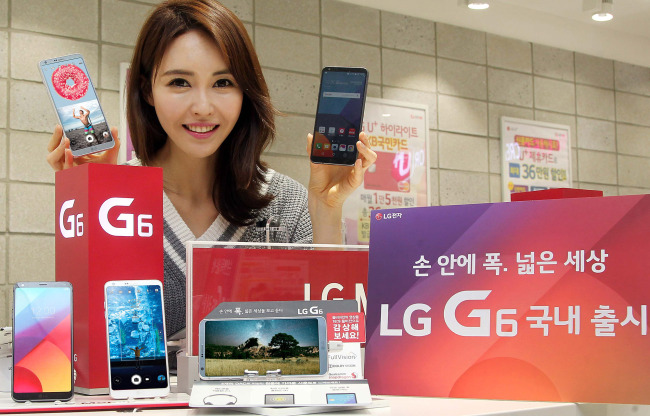 LG전자의 전략 스마트폰 ‘G6’가 국내 이동통신3사를 통해 10일 출시된다. LG전자 모델이 ‘G6’ 국내 출시를 안내하고 있다.  [사진제공=LG전자]