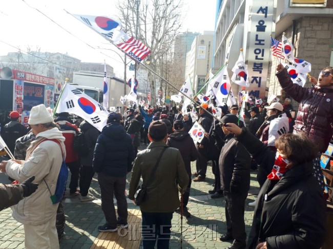 9일 오전 박근혜 대통령의 탄핵을 반대하며 서울 종로구 수운회관 앞에서 집회를 개최하고 있는 친박ㆍ보수단체의 모습. [사진=신동윤 기자/realbighead@heraldcorp.com]