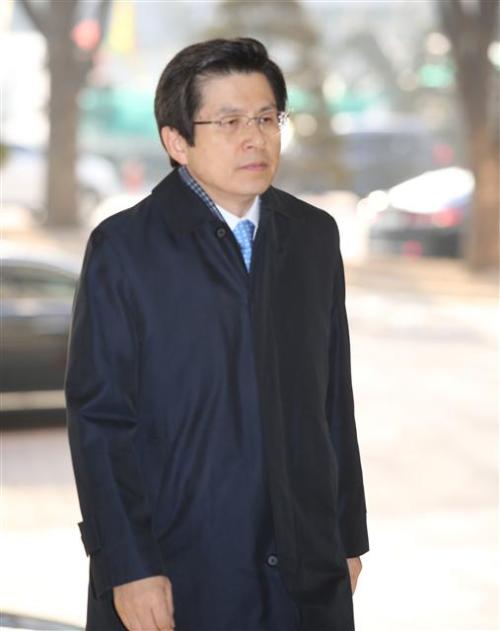 황교안 대통령 권한대행이 9일 서울 세종로 정부서울청사로 출근하고 있다. 황 권한대행은 이날 정부서울청사에서 긴급 국무위원 간담회를 갖고 탄핵심한 결정에 따른 각각의 시나리오에 대해 검토하고 분야별 대책을 점검한 것으로 알려졌다. [사진제공=연합뉴스]