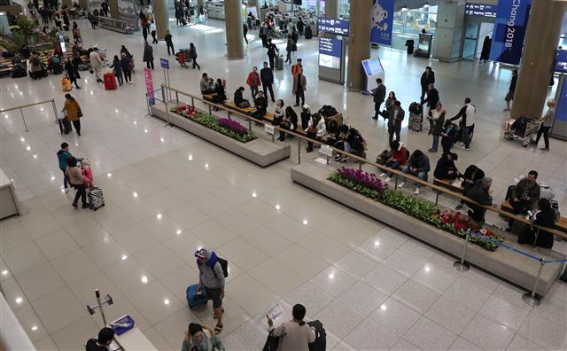 <YONHAP PHOTO-1785> 입국 여행객 줄어든 인천공항 (영종도=연합뉴스) 하사헌 기자 = 중국 정부의 자국민 한국 관광 금지 조치 이후 9일 오전 인천공항 입국장이 한산한 모습을 보이고 있다. 2017.3.9 toadboy@yna.co.kr/2017-03-09 10:10:13/ <저작권자 ⓒ 1980-2017 ㈜연합뉴스. 무단 전재 재배포 금지.>
