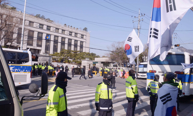 탄핵여부를 결정짓는 선고기일이 하루앞으로 다가온 가운데 헌법재판소는 경찰의 갑호비상령으로 헌재주변이 삼엄한 경계에 들어갔다. 1인시위자들을 통제하려는 경찰들과 실랑이를 붙는 장면이 곧곧에서 눈에 띠였다. <br />정희조 기자/checho@heraldcorp.com  170309