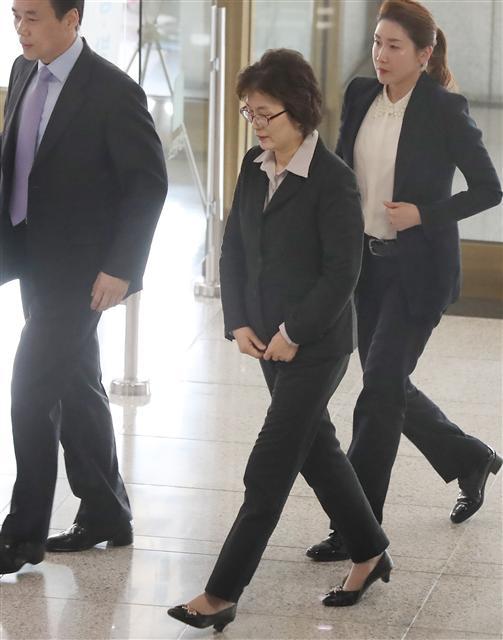 이정미 헌법재판소장 권한대행이 박근혜 대통령 탄핵심판 선고를 하루 앞둔 9일 오전 서울 종로구 재동 헌법재판소로 출근하고 있다.  ［사진=연합뉴스］