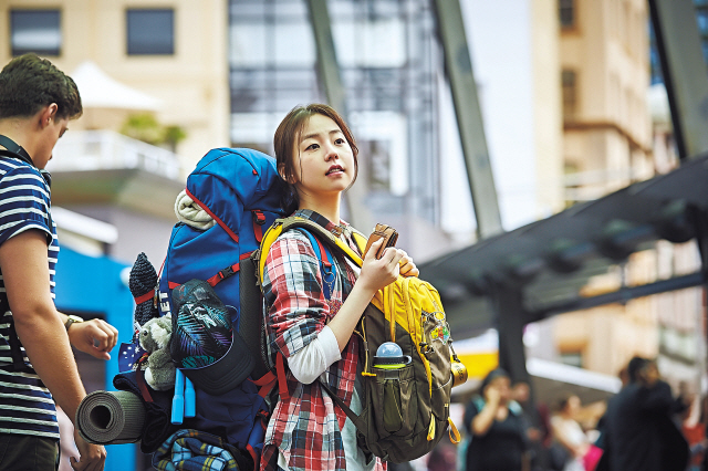 원더걸스 출신 안소희(24)는 조금씩 연기자로 변신하고 있다. ‘부산행’에 이어 이번엔 ‘싱글라이더’에 출연했다. 호주서 40대 기러기족 아빠 이병헌을 만나 서로의 처지를 이해하는 호주 ‘워홀러’유진아 역을 맡았다.
