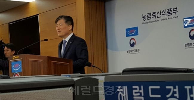 김남수 한농대 총장이 9일 세종시 농식품부 기자실에서 한농대 운영전반과 졸업생 실태 등에 대해 브리핑하고 있다. [사진=황해창 기자/hchwang@heraldcorp.com]