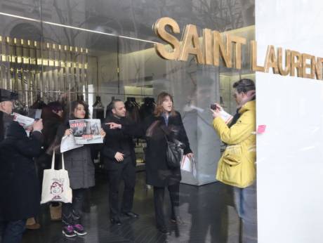 Activists of Effronte-e-s feminist movement hold placards reading “sexist” in front of an Yves Saint-Laurent store in Paris on Tuesday. (AFP-Yonhap)
