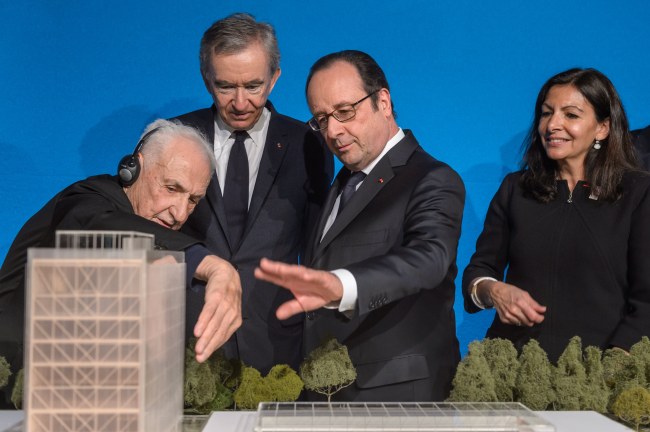 From left: US architect Franck Gehry, LVMH CEO Bernard Arnault, French President Francois Hollande and Paris Mayor Anne Hidalgo look at a scale model of a new architectural project led by LVMH in the Bois de Boulogne in Paris, Wednesday. (EPA-Yonhap)
