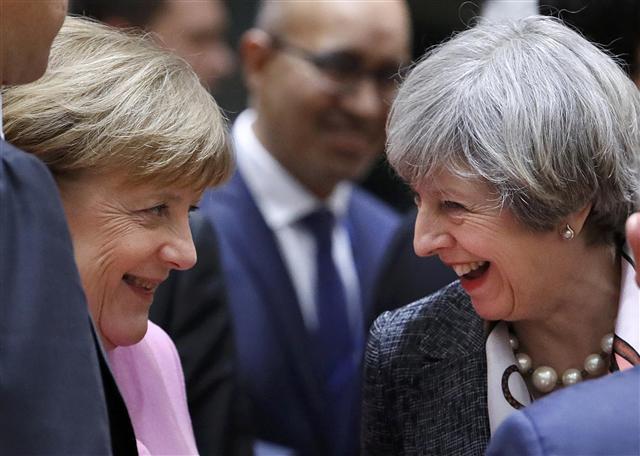 <YONHAP PHOTO-0046> British Prime Minister Theresa May and German Chancellor Angela Merkel attend the EU summit in Brussels, Belgium, March 9, 2017. REUTERS/Yves Herman TPX IMAGES OF THE DAY/2017-03-10 00:21:06/ <저작권자 ⓒ 1980-2017 ㈜연합뉴스. 무단 전재 재배포 금지.>