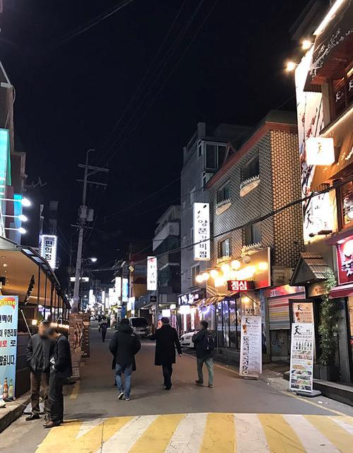 서울 상암동 먹자골목, 퇴근길 술한잔 하는 직장인들도 전보다 줄었다