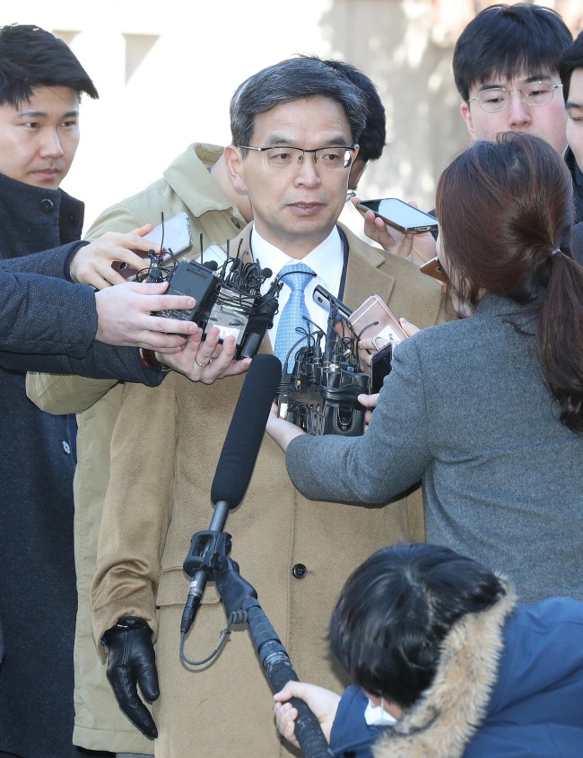 <YONHAP PHOTO-4701> 답변하는 이중환 변호사 (서울=연합뉴스) 김현태 기자 = 박근혜 대통령측 변호인 이중환 변호사가 박 대통령 탄핵심판 최종변론기일인 27일 오후 서울 종로구 헌법재판소 대심판정으로 들어서며 취재진의 질문에 답하고 있다. 2017.2.27 mtkht@yna.co.kr/2017-02-27 16:39:46/ <저작권자 ⓒ 1980-2017 ㈜연합뉴스. 무단 전재 재배포 금지.>
<YONHAP PHOTO-4701> 답변하는 이중환 변호사 (서울=연합뉴스) 김현태 기자 = 박근혜 대통령측 변호인 이중환 변호사가 박 대통령 탄핵심판 최종변론기일인 27일 오후 서울 종로구 헌법재판소 대심판정으로 들어서며 취재진의 질문에 답하고 있다. 2017.2.27 mtkht@yna.co.kr/2017-02-27 16:39:46/ <저작권자 ⓒ 1980-2017 ㈜연합뉴스. 무단 전재 재배포 금지.>