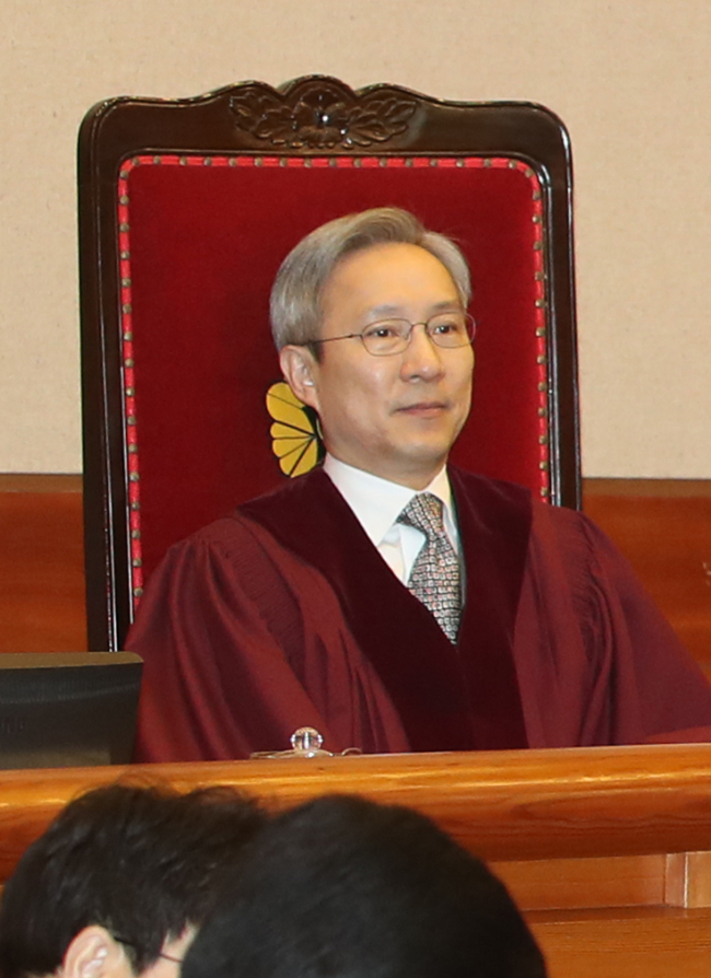 <YONHAP PHOTO-3676> 착석한 강일원 재판관 (서울=연합뉴스) 박동주 기자 = 22일 오전 서울 종로구 재동 헌법재판소에서 열린 탄핵심판 16차 변론에 강일원 재판관이 착석해 있다. 2017.2.22 pdj6635@yna.co.kr/2017-02-22 17:59:39/ <저작권자 ⓒ 1980-2017 ㈜연합뉴스. 무단 전재 재배포 금지.>
<YONHAP PHOTO-3676> 착석한 강일원 재판관 (서울=연합뉴스) 박동주 기자 = 22일 오전 서울 종로구 재동 헌법재판소에서 열린 탄핵심판 16차 변론에 강일원 재판관이 착석해 있다. 2017.2.22 pdj6635@yna.co.kr/2017-02-22 17:59:39/ <저작권자 ⓒ 1980-2017 ㈜연합뉴스. 무단 전재 재배포 금지.>