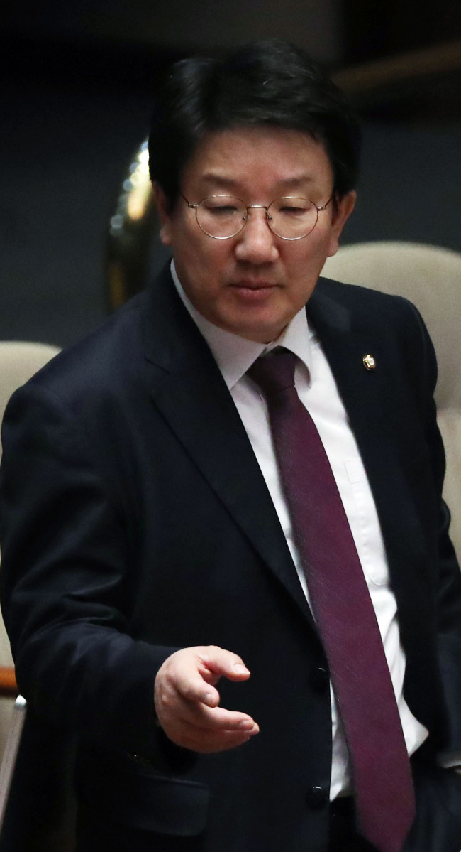 <YONHAP PHOTO-2945> 심각한 표정의 권성동 (서울=연합뉴스) 신준희 기자 = 권성동 국회 탄핵소추위원장이 2일 오후 서울 여의도 국회에서 열린 본회의에서 동료 의원들과 인사를 하고 있다. 2017.3.2 hama@yna.co.kr/2017-03-02 15:24:18/ <저작권자 ⓒ 1980-2017 ㈜연합뉴스. 무단 전재 재배포 금지.>
<YONHAP PHOTO-2945> 심각한 표정의 권성동 (서울=연합뉴스) 신준희 기자 = 권성동 국회 탄핵소추위원장이 2일 오후 서울 여의도 국회에서 열린 본회의에서 동료 의원들과 인사를 하고 있다. 2017.3.2 hama@yna.co.kr/2017-03-02 15:24:18/ <저작권자 ⓒ 1980-2017 ㈜연합뉴스. 무단 전재 재배포 금지.>