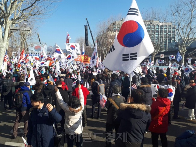 박근혜 대통령의 탄핵을 반대하는 탄기국이 10일 오전 서울 종로구 안국역사거리 부근 삼일대로상에서 집회를 개최해 ‘탄핵각하’를 외치며 집회를 열고 있다. [사진=신동윤 기자/realbighead@heraldcorp.com]