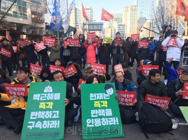 10일 오전 서울 종로구 안국역사거리 부근에서 박근혜 대통령 탄핵심판 인용을 주장하는 촛불시민들이 집회를 열고 있다. [사진=신동윤 기자/realbighead@heraldcorp.com]