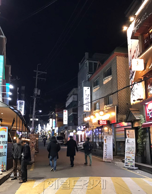 [사진=서울 상암동 먹자골목, 퇴근길 술한잔 하는 직장인들도 전보다 줄었다.]