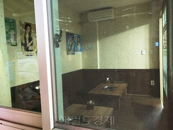 [사진=상암동 한 식당, 환하게 켜진 홀에는 저녁 손님이 한테이블도 없었고 룸 조명은 아예 꺼져있다.]
