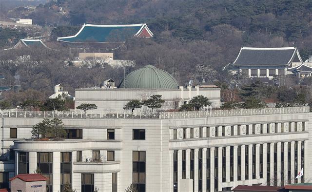 박근혜 대통령 탄핵 심판일인 10일 오전 서울 헌법재판소 뒤로 청와대가 보인다. 헌법재판소가 이날 탄핵인용 결정을 내리면서 박 대통령은 즉각 파면됐다. [연합뉴스]