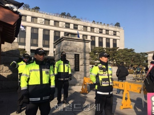 서울 종로구 재동 헌법재판소 앞에서 경찰이 경계근무를 서고 있다. [사진=헤럴드경제DB]