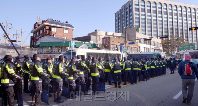 박근혜 대통령 탄핵심판 선고일인 10일 서울 종로구 재동 헌법재판소 일대는 이른 아침부터 찬반 양측 세력이 마지막 세 대결에 나섰다. 차벽으로 비무장 지대를 만든 경찰도 역사적인 선고를 앞두고 긴장한 모습이 역력하다. 이날 최상위 비상령 갑호 비상을 발령한 경찰은 헌재와 청와대 주변 등 도심 일대에 271개 중대(2만1600여명)라는 대규모 경비병력을 투입했다.  정희조 기자/checho@