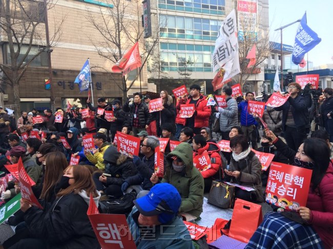 박근혜 대통령 탄핵심판 최종결론일인 10일 오전 서울 종로구 안국역사거리 부근에서 박근혜 대통령 탄핵 인용을 주장하며 집회를 열고있는 시민들의 모습. [사진=신동윤 기자/realbighead@heraldcorp.com]