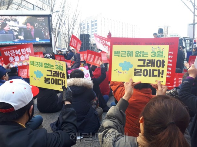 박근혜 대통령 탄핵심판 최종결론일인 10일 오전 서울 종로구 안국역사거리 부근에서 박근혜 대통령 탄핵 인용을 주장하며 집회를 열고있는 시민들의 모습. [사진=신동윤 기자/realbighead@heraldcorp.com]