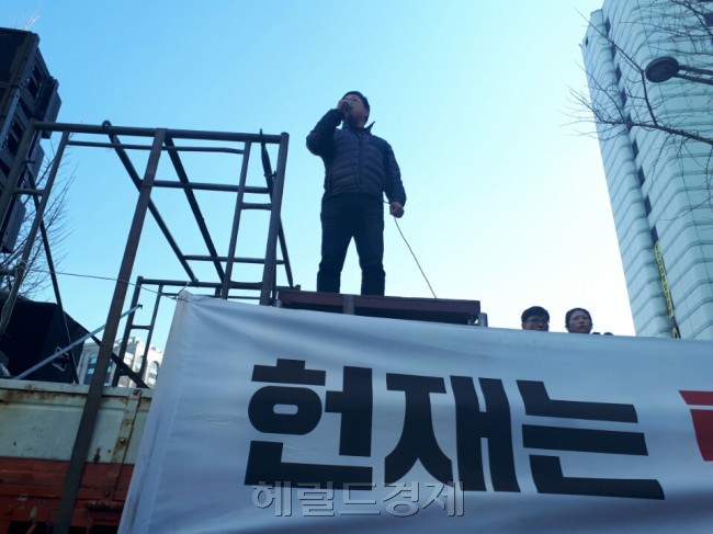 박근혜 대통령 탄핵심판 최종결론일인 10일 오전 서울 종로구 안국역사거리 부근에서 박근혜 대통령 탄핵 인용을 주장하며 집회를 열고있는 시민들의 모습. [사진=신동윤 기자/realbighead@heraldcorp.com]